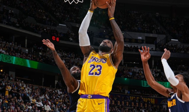 詹姆斯200岁还能扣太离谱！本人回应朋友称赞：6个笑哭了表情