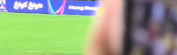 开云体育-C罗替补离场后球迷闯入求合影遭安保劝离