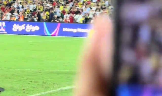 开云体育-C罗替补离场后球迷闯入求合影遭安保劝离